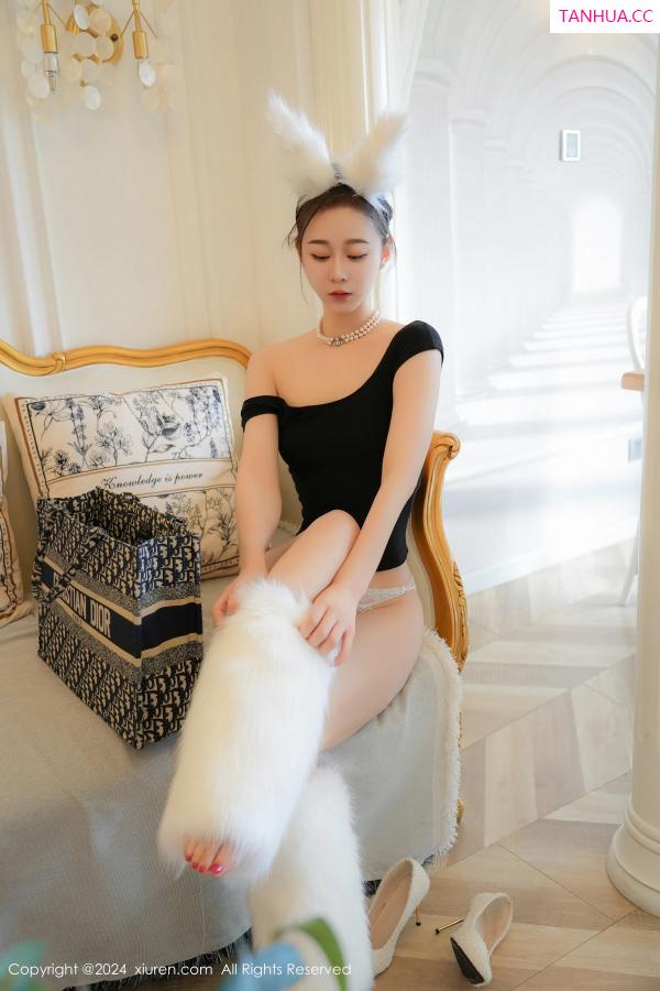 Meow喵喵哒  [XiuRen]高清写真图 2024.08.02 No.8955 喵喵JOJO 性感美腿第22张图片